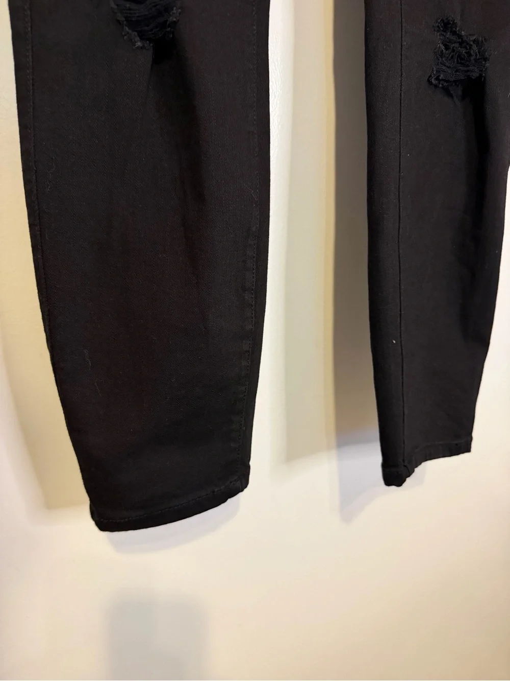 EUC Torrid Bombshell Skinny Premium Stretch High-Rise Destructed Jean - 18S